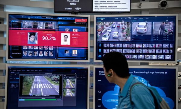 На мониторах в кампусе компании Huawei показана система распознавания лиц и искусственного интеллекта, Шэньчжэнь, Китай, 26 апреля 2019 года На мониторах в кампусе компании Huawei показана система распознавания лиц и искусственного интеллекта, Шэньчжэнь, Китай, 26 апреля 2019 года
