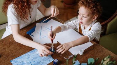 Подросток решил покончить с собой. Его спасла мама, когда протянула ему его детскую открытку