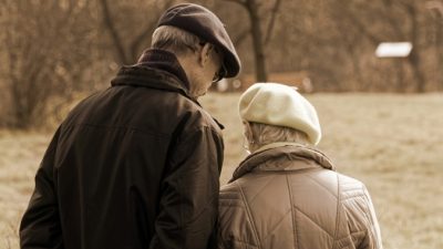 Слепой дедушка долго копил на романтический подарок жене. И сразил её на годовщину золотой свадьбы