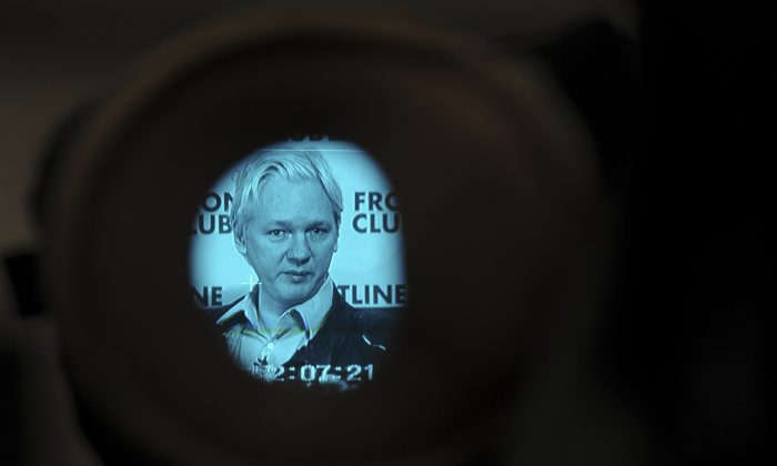 Основатель WikiLeaks Джулиан Ассанж делает снимок в видоискателе камеры, когда он выступает на пресс-конференции в центре Лондона 27 февраля 2012 г. (Carl Court / AFP / Getty Images)