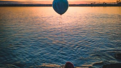 Мужчина обнаружил в своём дворе лопнувший шарик. Надпись на нём растрогала его до слёз