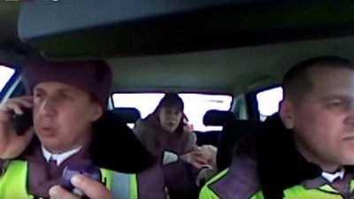 (Видео) 2-летний малыш перестал дышать в машине на трассе. Инспекторы ДПС сделали всё возможное, чтобы спасти ему жизнь!