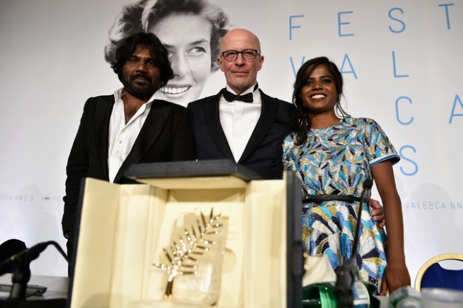 Французский режиссёр Жак Одийяр (в центре) с актёрами фильма «Дипан».Фото: Franck Robichon — Pool/Getty Images | Epoch Times Россия