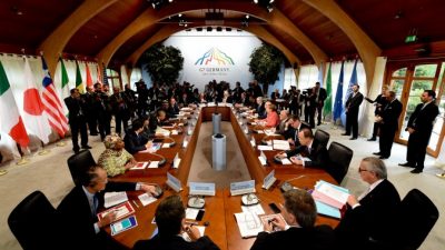 Встреча лидеров стран на второй день саммита G7 в замке Эльмау недалеко от Гармиш-Партенкирхен, на юге Германии, 8 июня 2015 года. Лидеры G7 высказали своё неприятие захвата китайским режимом территорий в Южно-Китайском море. Фото: Sven Hoppe/AFP/Getty Images