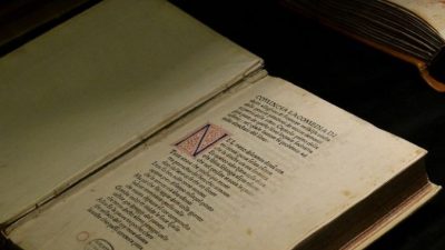Китайский мусорщик подарил библиотеке свыше 1000 редких книг