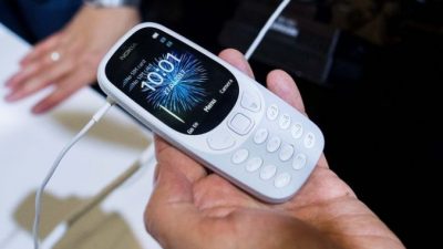 Телефон Nokia 3310 новой версии финской компании HMD Global. Фото: David Ramos/Getty Images
