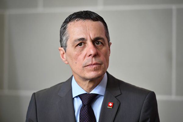 Министр иностранных дел Швейцарии Иньяцио Кассис слушает вопрос журналиста после встречи с испанским коллегой в Берне, 23 апреля 2018 года. FABRICE COFFRINI/AFP via Getty Images | Epoch Times Россия