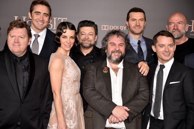 Питер Джексон представил картину «Хоббит: Битва пяти воинств», заключительную часть истории Бильбо Бэггинса, а Ридли Скотт показал свой новый блокбастер «Хоббит: Битва пяти воинств». Стивен Хантер, Ли Пейс, Эванджелин Лилли, Энди Серкис, режиссёр Питер Джексон, Ричард Армитедж, Элайджа Вудс и Грэм МакТавиш на премьере фильма «Хоббит: Битва пяти воинств» в Голливуде, Калифорния. Фото: Kevin Winter/Getty Images | Epoch Times Россия