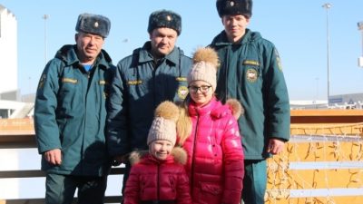 (Видео) 6-летняя девочка чудом выжила в ДТП и хранила благодарность к спасателям. А через 3 года наконец встретилась с ними