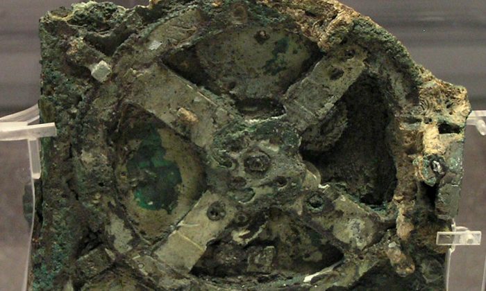 Механизм Antikythera - это механическое устройство, которому 2000 лет, и оно использовалось для расчета положения Солнца, Луны, планет и даже дат древних Олимпийских игр. (Wikimedia Commons)