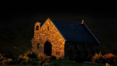 Человеческая тень на фото полуразрушенной церкви встревожила фотографов