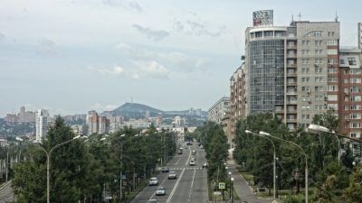 Пенсионерке стало плохо на остановке из-за сердечного приступа. Её муж растерялся, и на помощь пришла случайная прохожая