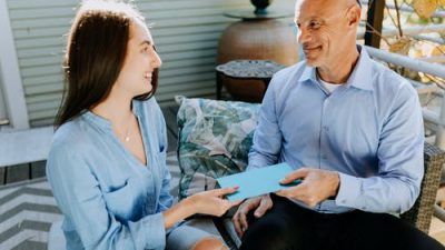 Подарок дочери отцу и его реакция настолько умилили пользователей, что они тоже вспомнили о своих родителях