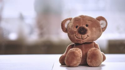 Маленькая девочка потеряла мишку, говорящего голосом умершей сестры. Соцсети за 2 часа помогли игрушке вернуться к хозяйке