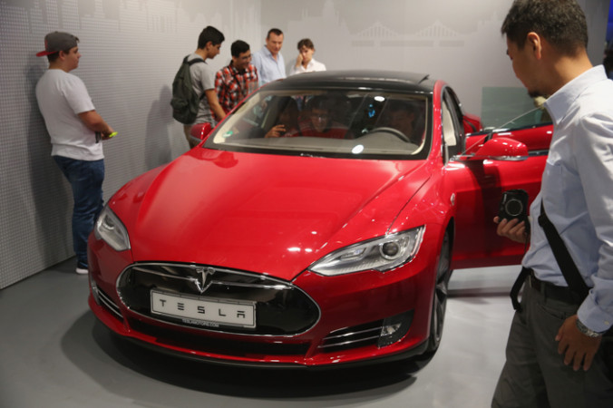 Электромобиль Tesla Model S на ярмарке электроники IFA в Берлине 5 сентября 2014 года. Фото: Sean Gallup/Getty Images | Epoch Times Россия