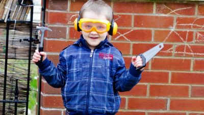 Строитель оставил трогательную записку для 6-летнего сына своих клиентов. Таких работников не забывают!