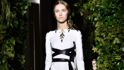 Valentino переносит нас в эпоху прерафаэлитов. Его принцесса одета в кожаные гладиаторские сандалии и длинное платье с рукавами. Белоснежная ткань контрастирует с чёрным поясом. Она любит играть на флейте, рисовать и изучать принципы жизни. Фото: Getty Images