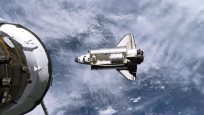 Шаттл «Дискавери» приближается к Международной космической станции. Фото: NASA via Getty Images