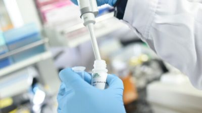 Сотням тысяч китайцев сделали прививки непроверенной вакцины против COVID-19