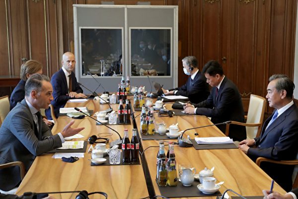 Министр иностранных дел Германии Хайко Маас (слева) и министр иностранных дел Китая Ван И (справа) с членами делегации на встрече в Берлине, Германия, 1 сентября 2020 года. MICHAEL SOHN/POOL/AFP via Getty Images | Epoch Times Россия