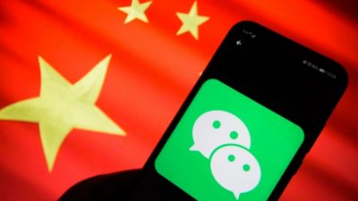 Логотип Wechat на мобильном телефоне Android с флагом Китая на заднем плане, 24 января 2019 года. Omar Marques/SOPA Images/LightRocket via Getty Images