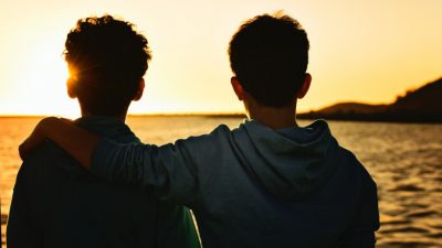 Мальчики встретились в бассейне и обнаружили, что они братья