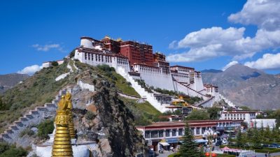 Китай отправляет тибетцев работать в трудовые лагеря военного типа, что напоминает преследование уйгуров в Синьцзяне