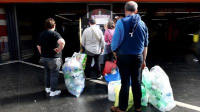 Пассажиры в Риме выстраиваются в очередь для сдачи пластиковых бутылок в реверс-автомате 8 октября 2019 года. TIZIANA FABI/AFP via Getty Images