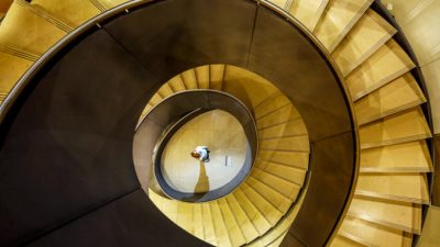 14 февраля. Сотрудница лондонской галереи Wellcome Collection на новой винтовой лестнице. Эта лестница является частью проекта выставочных помещений. Проект был разработан архитектурным бюро «Уилкинсон Эйр», награждённым главной британской архитектурной премией Стерлинга. Фото: Dan Kitwood/Getty Images
