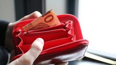 Печальная надпись на купюре заставила банкира бросится на поиски её владельца