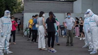 Медиков из разных провинций Китая отправили в Пекин, чтобы помочь справиться с новой вспышкой COVID-19