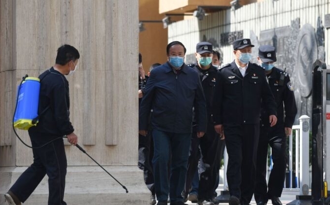 Очередное исследование показывает сокрытие Пекином информации о заразности COVID-19 Полиция и чиновники выходят из средней школы в Пекине 27 апреля 2020 года. Greg Baker/AFP via Getty Images | Epoch Times Россия