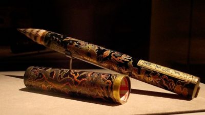 Кисть для каллиграфии из барсучьего волоса декорирована двумя драконами, играющими с жемчугом; один инкрустирован золотой фольгой, а другой серебром. Династия Мин, период Ванли (1573 - 1629 гг.). Editor at Large/commons.wikimedia.org/CC BY-SA 2.5 