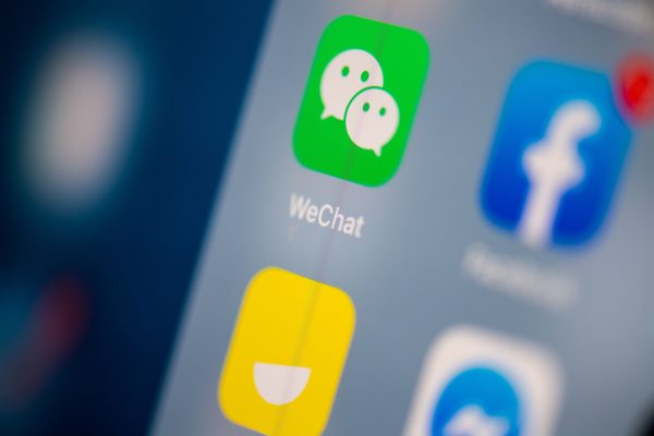 Логотип WeChat на экране планшета