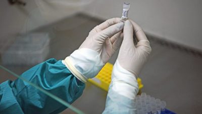 Исландия не вводила жёсткий карантин, но успешно сдерживает эпидемию. Как это происходит?