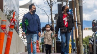 Вирус COVID-19 может оставаться в воздухе несколько часов и перемещаться на расстояние свыше 1,8 метра