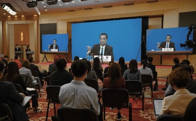 Премьер-министр Китая Ли Кэцян выступает на видео-пресс-конференции из Большого зала Народного собрания в Пекине, Китай, 28 мая 2020 года. Andrea Verdelli / Getty Images | Epoch Times Россия