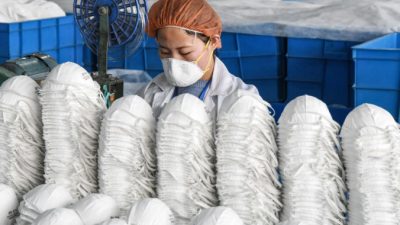 Многие фабрики Китае производят маски в антисанитарных условиях, рассказал китайский брокер