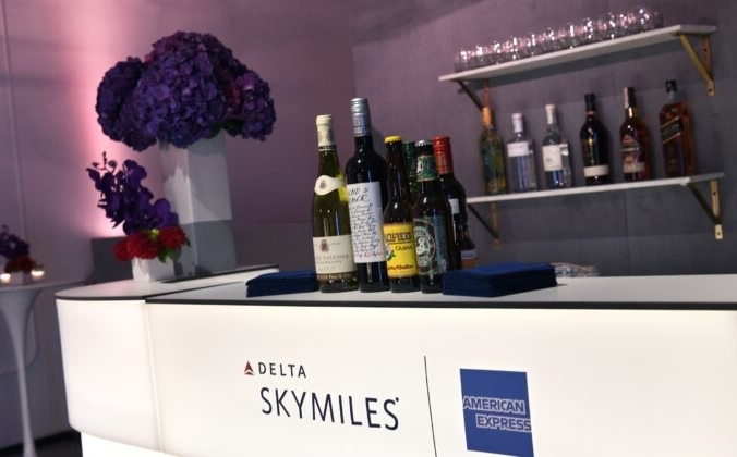 Какие авиакомпании ввели временное ограничение на алкоголь в период пандемии? Стойка коктейль-бара на мероприятии American Express и Delta Air Lines 2 октября. 2019 года. Bryan Bedder/Getty Images for American Express | Epoch Times Россия
