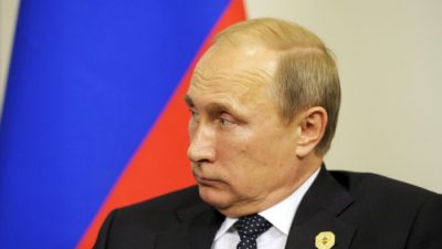 Президент России Владимир Путин смотрит на президента Франции во время их двусторонней встречи на полях саммита G20 в Брисбене, Австралия, в субботу, 15 ноября 2014 г. (AP Photo / Alain Jocard, Pool)
