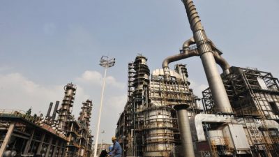 Рабочий едет на велосипеде на нефтеперерабатывающем заводе китайской Sinopec в Ухане, провинция Хубэй в центральном Китае, 10 мая 2011 г. (STR / AFP / Getty Images)