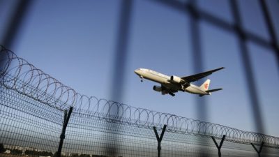 Самолёт Air China идёт на посадку в международном аэропорту Пекина 4 сентября 2012 года. Фото: WANG ZHAO/AFP/GettyImages