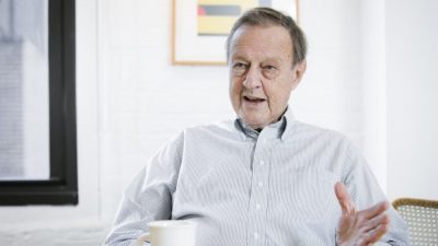 Иван Чермаев, партнер-основатель дизайнерской фирмы Chermayeff & Geismar & Haviv, рассказывает о своей жизни и работе в офисе компании на Манхэттене 2 апреля 2015 г. (Samira Bouaou / EpochTimes)