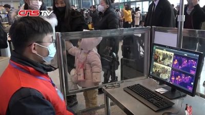 Жители Китая защищаются от нового коронавируса всеми возможными способами. В ход идут зубочистки и зажигалки