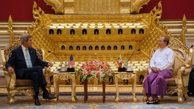 Госсекретарь США Джон Керри (слева) беседует с президентом Мьянмы (Бирмы) Тейном Сейном во время их встречи в Президентском зале в период проведения 47-й встречи министров иностранных дел АСЕАН в Нейпьидо, Мьянма, 9 августа 2014 года. Фото: Nicolas Asfouri/AFP/Getty Images