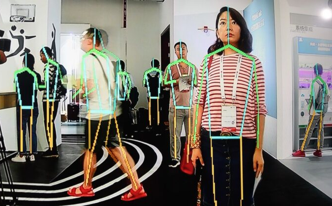 Экран показывает режим отслеживания с устройства Huawei во время конференции в кампусе Huawei в Дунгуане, провинция Гуандун, Китай, 10 августа 2019 г. FRED DUFOUR/AFP via Getty Images