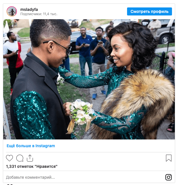 Вместо девушки выпускник пригласил на бал маму. Пара затмила всех