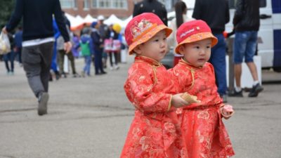 44 года женщина искала свою семью и нашла в другой стране. Доказательства не понадобились ― её встретила близняшка