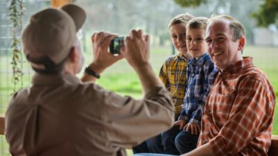 (Видео) 69-летний российский блогер собирает под своими роликами миллионы просмотров. Потому что есть на что посмотреть