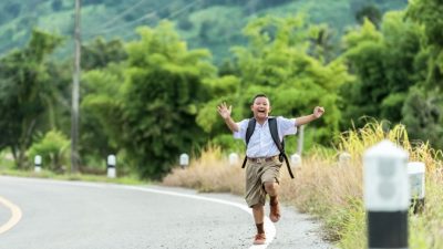 7-летнего школьника травили сверстники. И чтобы не впасть в отчаяние, он стал помогать людям, тысячам людей!